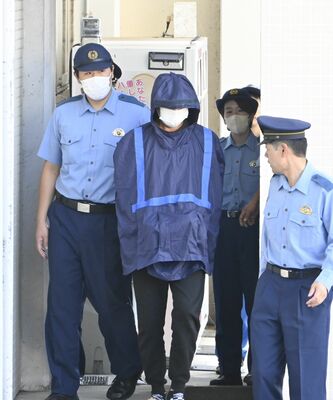 送検される容疑者（中央）＝８月15日、栃木県内の警察署