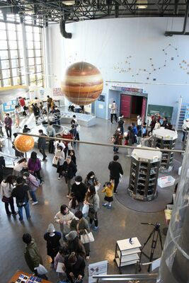 プラネタリウム（奥）での最後の投影会を待つ市民ら