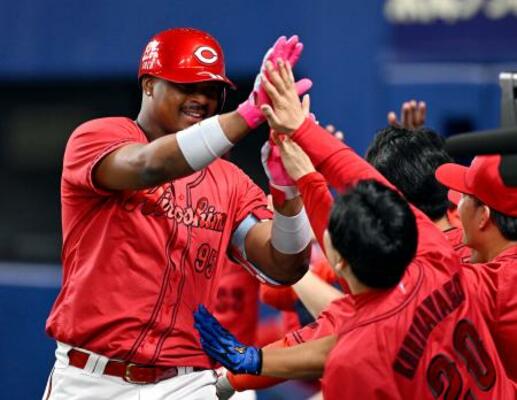 　８回、２ランを放ち、栗林（右）らに迎えられる広島・モンテロ＝バンテリンドーム