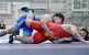 レスリング少年男子フリースタイル１２５キロ級決勝　足大付高の阿部が相手の攻撃を封じる＝滋賀県の栗東市民体育館、磯真奈美撮影