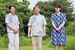 那須御用邸内の休憩所「嚶鳴亭」周辺を散策される天皇ご一家＝18日午後６時３０分、那須町内（代表撮影）