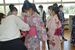 佐野松桜高生の指導で浴衣の着付けを体験する赤見中の生徒たち