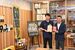 木製の盾を手にする藤本社長（左）と松井市長