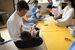 慣れない手つきで赤ちゃんを抱く中学生