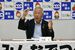 ２０２５年春闘の最終集計結果について説明する中島会長＝11日午前、県庁