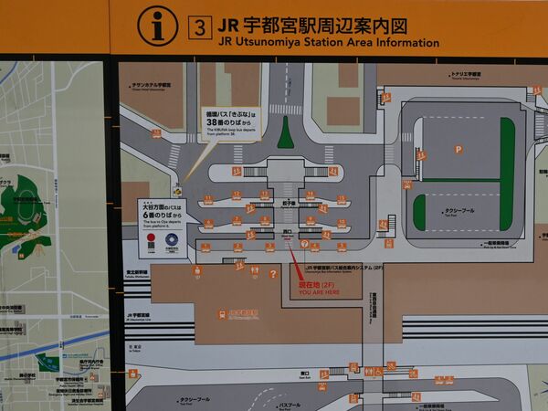 ＪＲ宇都宮駅西口の外には案内図がある＝２０日午後、宇都宮市内