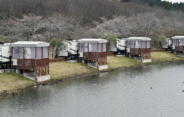 高根沢町・道の駅たかねざわ元気あっぷむらのグランピング施設周辺は四分咲きほど＝７日午後