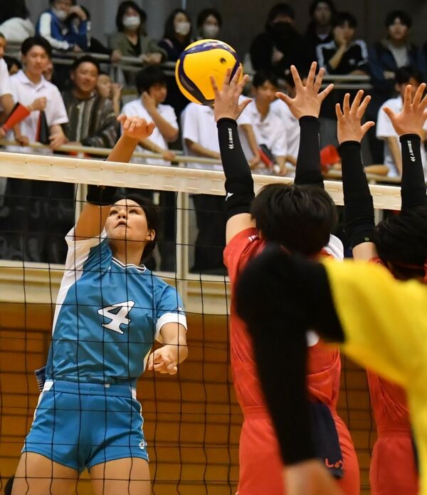女子準決勝　文星女の阿部がブロックアウトで得点を奪う＝ＤＡＩＫＹＯアリーナ佐野