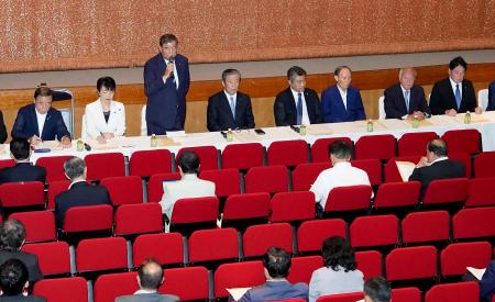 　自民党の両院議員総会であいさつする総裁の石破首相（左から３人目）。同４人目は森山幹事長、同５人目は木原選対委員長。右から小野寺政調会長、鈴木総務会長＝２日午後、東京・永田町の党本部