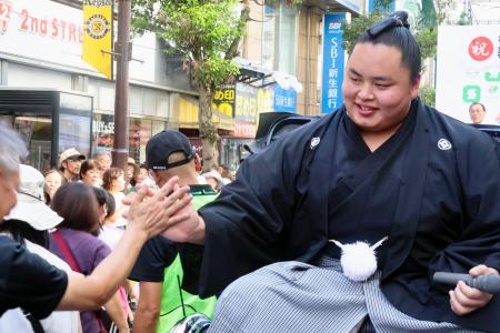 故郷の千葉県柏市で、初優勝の祝賀パレードをする琴勝峰=7日