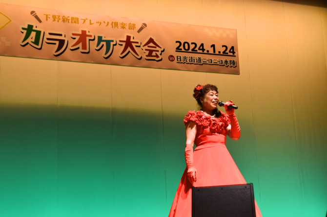 華やかな衣装で歌う北山さちさん