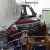 日光で乗用車が店舗に突っ込む