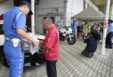 道の駅で小山署 チラシ３００部配布