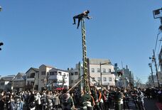 伝統の妙技を披露、はしご乗りの大技に大きな歓声　佐野で５年ぶり出初め式…