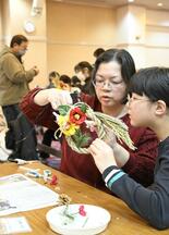 親子で一緒にしめ縄作り　デザイン考え、飾り付けて...　JAしもつけが…