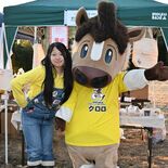 馬とお世話係、二つで一つです　那須産の農耕馬・那須駒がモデル　「クロロ…