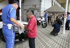 道の駅で小山署 チラシ３００部配布