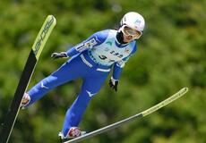 女子は１８歳の佐藤柚月が優勝