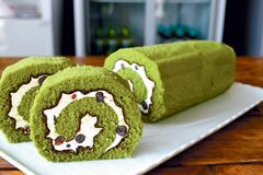 抹茶ロールケーキ