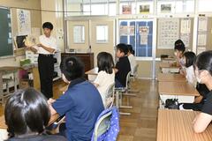 国分寺中の生徒が児童に読み聞かせ