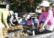 会場清掃、園児も協力