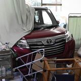日光で乗用車が店舗に突っ込む