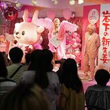 「こんなピンクの空間があるのか」　お笑い芸人ZAZYさんが１日館長　栃木・岩下の新生姜ミュージアム　