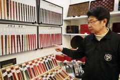 津軽塗の箸、機械で研ぐ