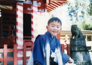 七五三で神社にお参りする５歳の幸文さん
