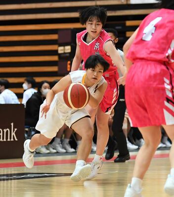 相手のマークをかいくぐってドリブルする矢板中央の西山＝大田区総合体育館