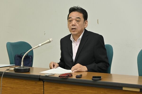 那須烏山市長選の立候補を正式表明する小川氏＝８日午前、県庁記者クラブ