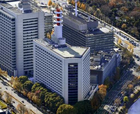 　警視庁（手前）＝東京都千代田区