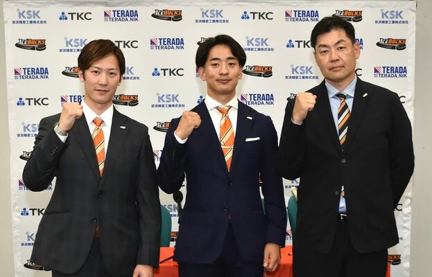 バックスでの活躍を誓う左から大津と矢野。右は土田チームディレクター＝県庁