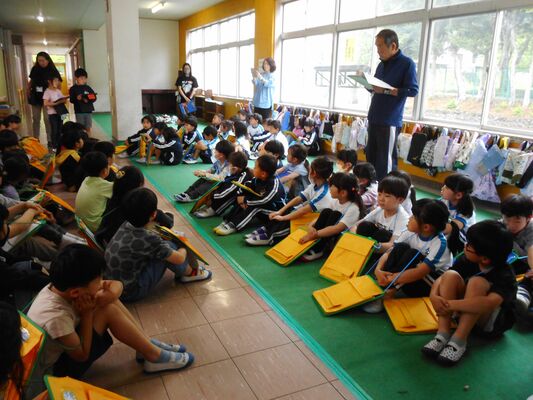 今市小の１、２年生合同で行われた生活科の授業（市教委提供）