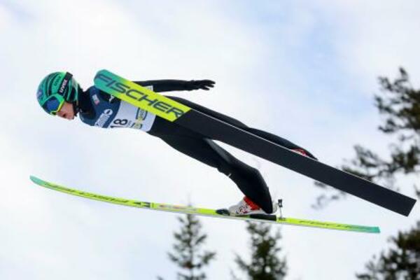 　ノルディックスキーＷ杯ジャンプ女子個人第３２戦で飛躍する伊藤有希＝２２日、ビケルスン（ＮＴＢ提供・ロイター＝共同）