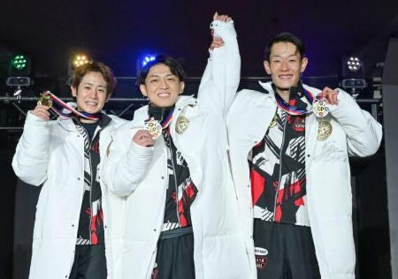 第40回グランプリで8年ぶり2度目の優勝を果たした桐生順平。左は2着の関浩哉、右は3着の茅原悠紀=ボートレース住之江