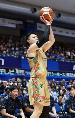 　三河戦でシュートを放つ琉球の佐土原＝ウィングアリーナ刈谷（（Ｃ）Ｂ．ＬＥＡＧＵＥ）