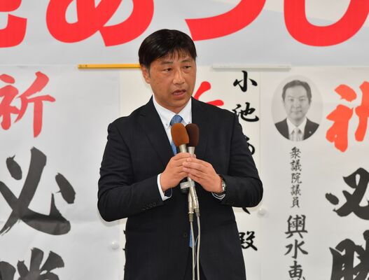 小選挙区で落選し敗戦の弁を述べる小池篤史氏＝８日午後８時10分、宇都宮市上戸祭町