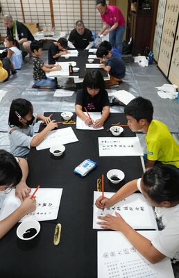 写経を体験する子どもたち