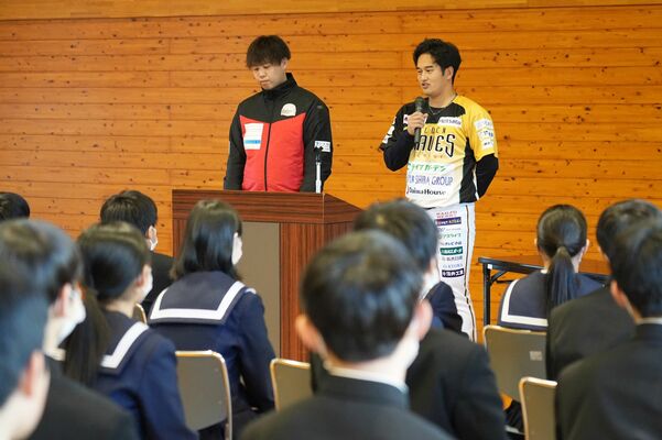 生徒を前に講話する田代選手（右）と千島さん