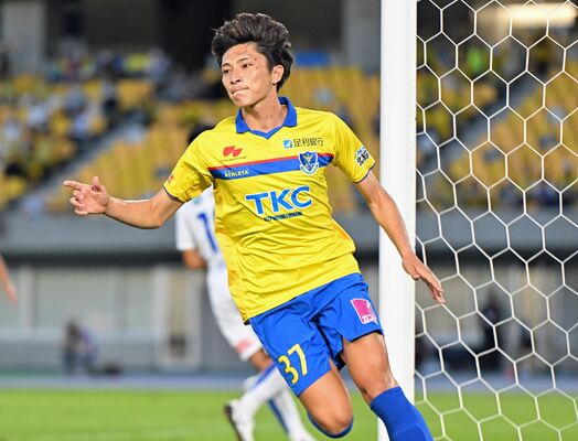 前半８分、セットプレーから先制ゴールを決めた栃木ＳＣのＦＷ根本＝カンセキスタジアムとちぎ