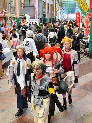 コスプレーヤーなど多くのアニメファンでにぎわうオリオン通り＝2日午前11時55分、宇都宮市曲師町