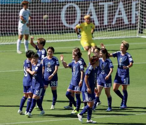 　日本―台湾　試合終了間際、チーム２点目のゴールが決まり喜ぶ女子日本代表＝パース（ゲッティ＝共同）