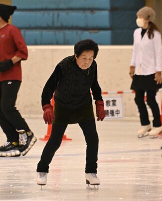 若い人たちに交じり練習する樋山さん