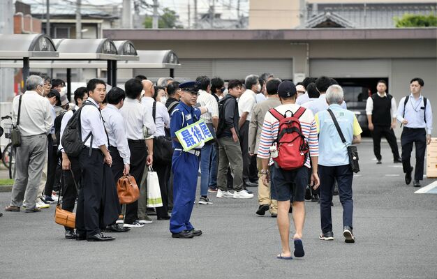 判決公判の傍聴整理券を求める人で行列ができた宇都宮地裁前＝30日午後０時５分、宇都宮市小幡１丁目