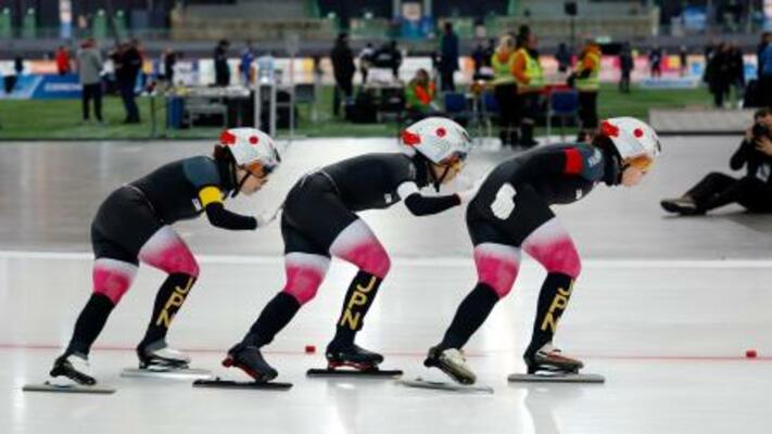 　女子団体追い抜きで滑走する（右から）堀川桃香、高木美帆、佐藤綾乃。３位となり、ミラノ・コルティナ冬季五輪の出場権獲得を確実とした＝ハーマル（共同）