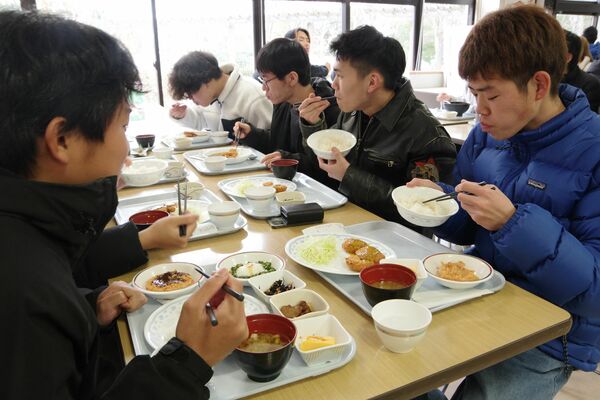 県産食材を使ったみそ汁やご飯を食べる学生＝３日午後、宇都宮大