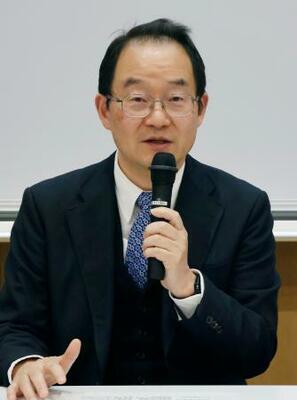 記者会見する奈良県立医大の松本雅則教授=13日午後、奈良県橿原市