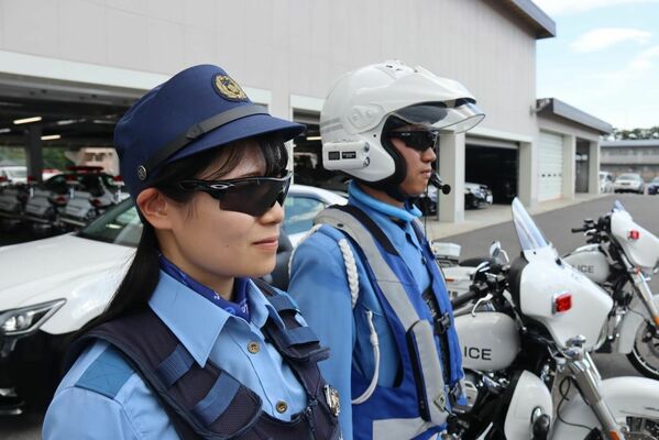 サングラスや暑さ対策品を着用する県警職員（県警提供）