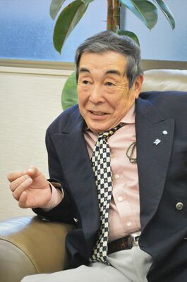 酪農を取り巻く厳しい環境について語る酪農とちぎの臼井組合長＝11月上旬、宇都宮市平出工業団地